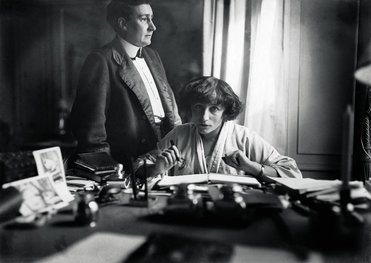 Colette and her great love story, Missy, marquise de Belbeuf, rue de Villejust in Paris, in 1906.