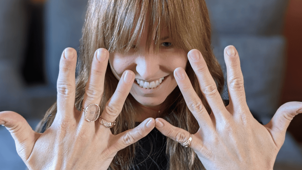 Mudras finger yoga with Juliette Dumas
