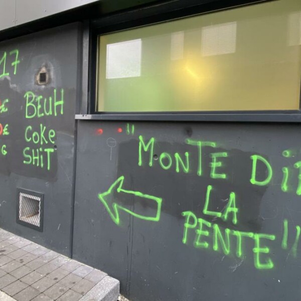 In the Croix-Rouge district of Reims, a deal point advertises on the walls
