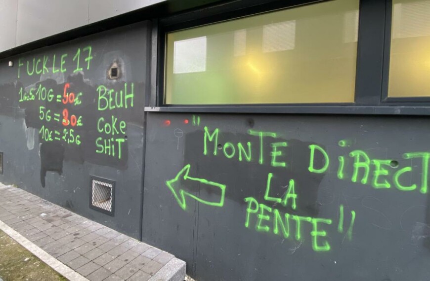 In the Croix-Rouge district of Reims, a deal point advertises on the walls